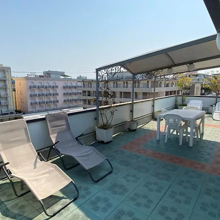 アパート With Lovely Terrace 200 M From The