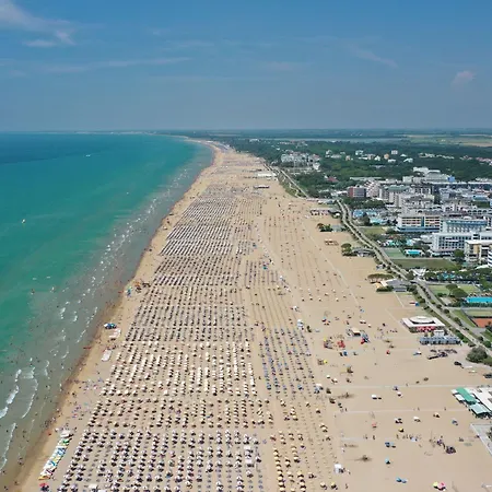Apartament With Lovely Terrace 200 M From The Bibione